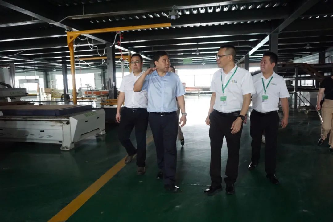 調(diào)研組參觀成品生產(chǎn)車(chē)間 調(diào)研組參觀成品生產(chǎn)車(chē)間
