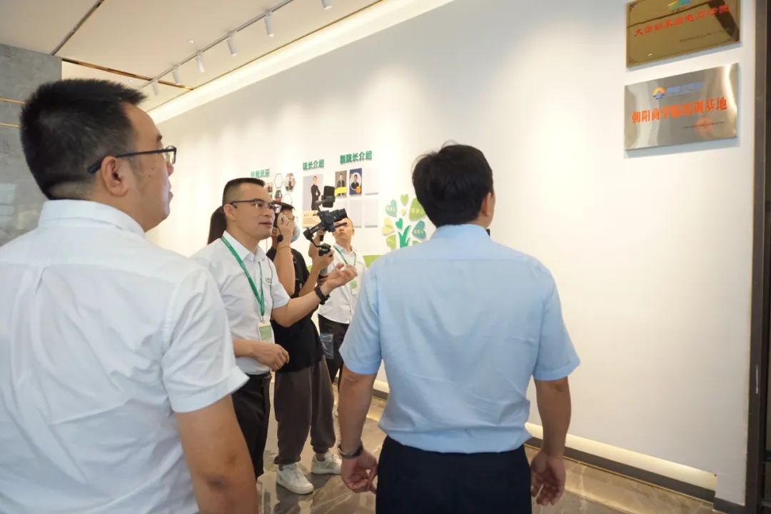 譚董事長(zhǎng)向調(diào)研組介紹商學(xué)院運(yùn)營(yíng)模式 譚董事長(zhǎng)向調(diào)研組介紹商學(xué)院運(yùn)營(yíng)模式