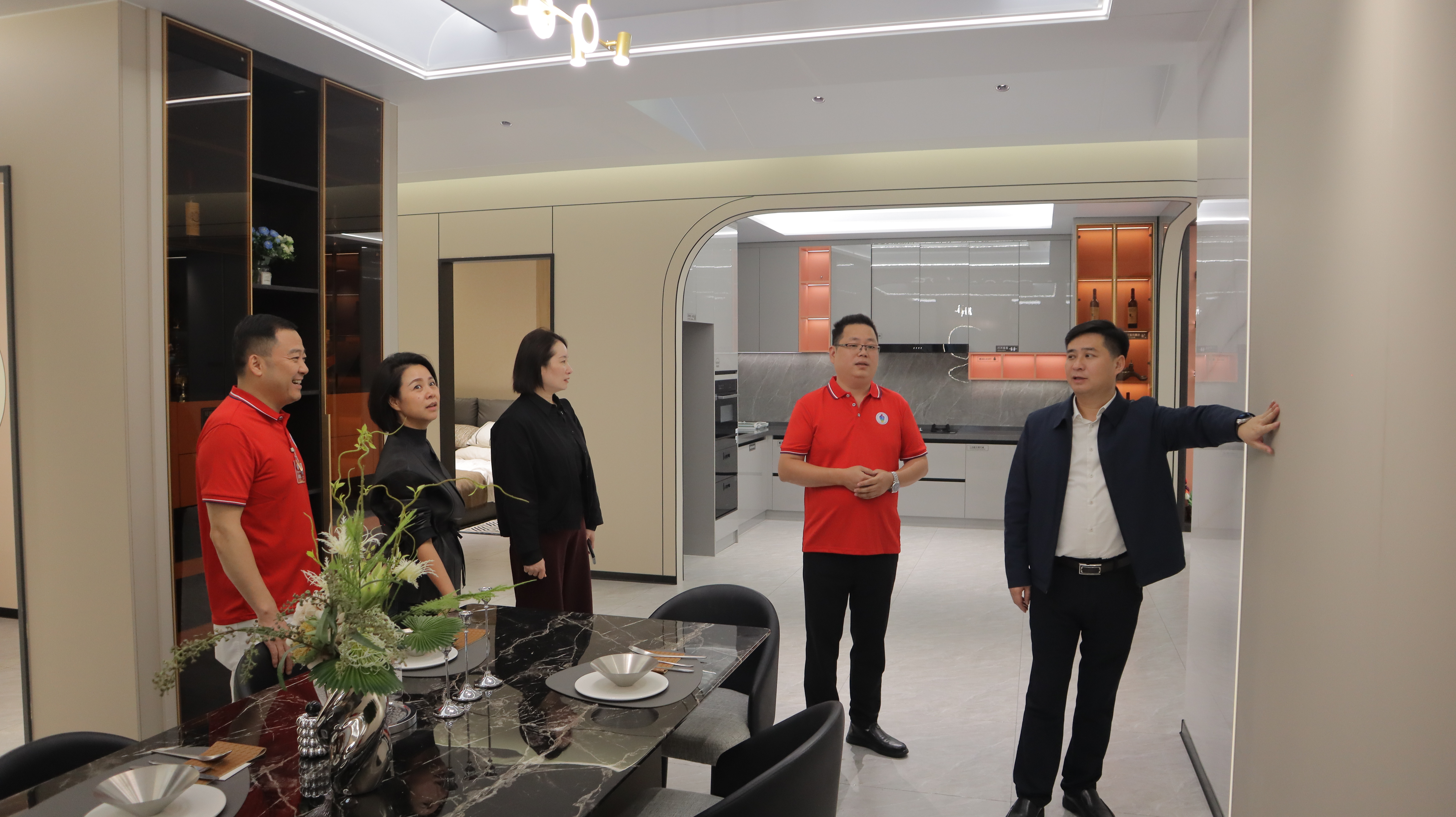 帶領尹世俊副市長參觀展廳